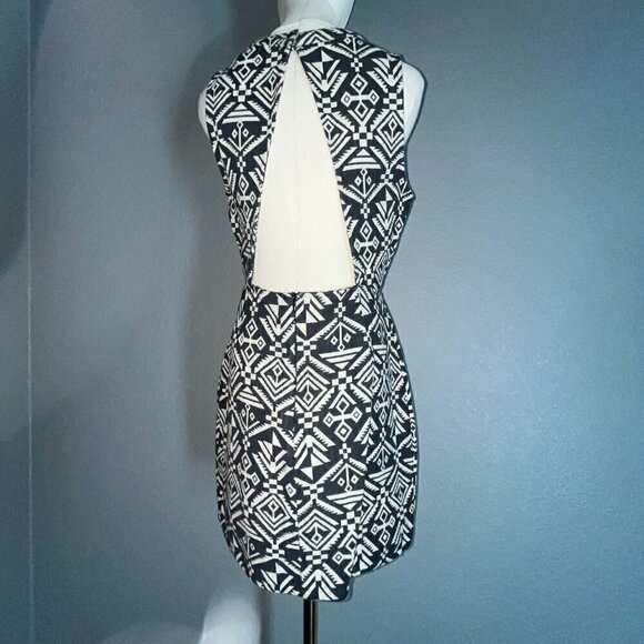 ASTR Tribal Southwestern Tapestry Embroidered Open Back Mini Dress - EUC -Size M - Picture 5 of 9